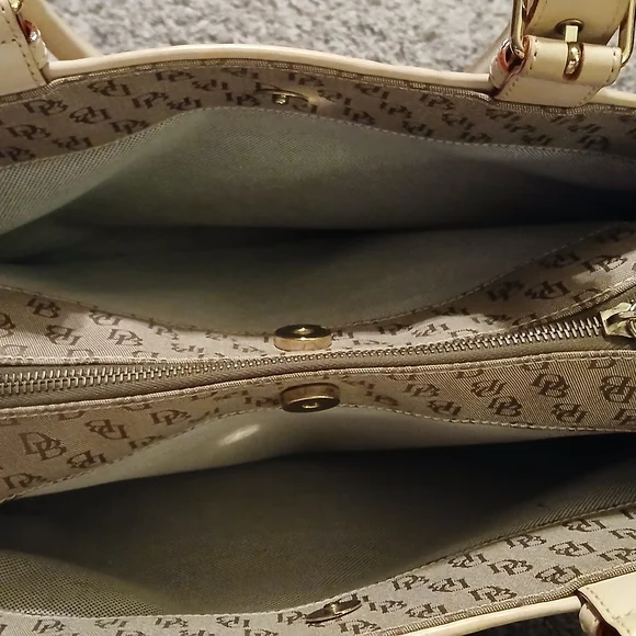 👜✨ Dooney & Bourke Signature DB Tote ✨👜 - Picture 7 of 12